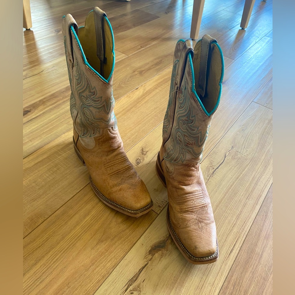 Women’s Justin Cowboy Boots Size 8 B. Very gently used.